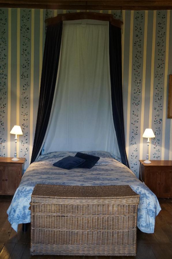 Les Chambres Du Logis Du Chatelier Bressuire Eksteriør bilde